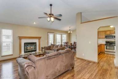 Main picture of 1018 E Pembrook Rd