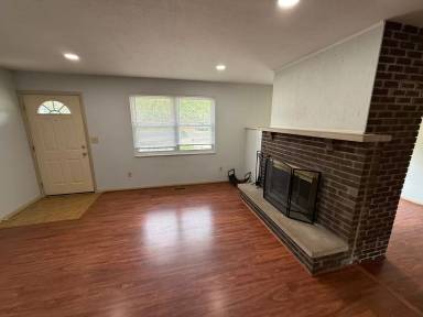 Main picture of 100 Bristol Ct