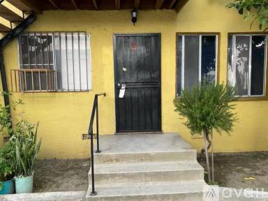Main picture of 863 W Vernon Ave