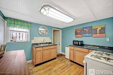 Main picture of 702 Monroe Ave