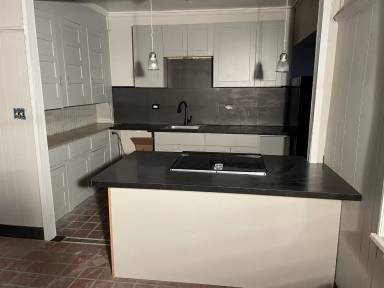 Main picture of 3725 Derry St