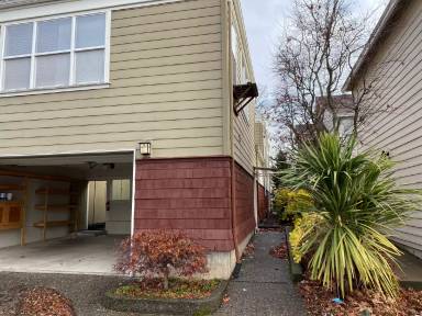 Main picture of 1381 NE Market Dr