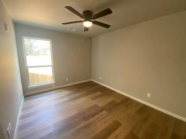 Main picture of 207 E 3rd St