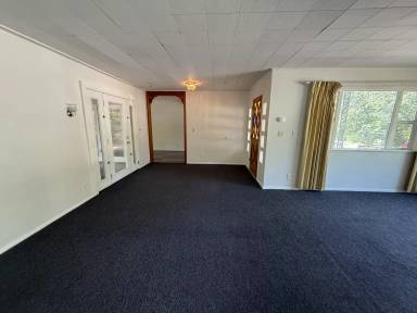 Main picture of 102 N Adams Dr