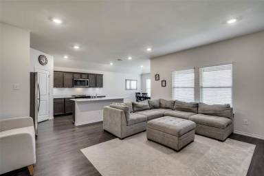 Main picture of 2117 Croton Ave