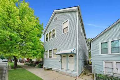 Main picture of 4716 S Loomis Blvd