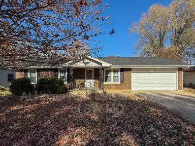 Main picture of 1209 W Broadmoor St