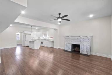 Main picture of 1906 E Yandell Dr