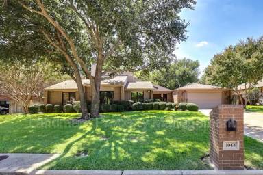 Main picture of 1043 Clubhouse Dr