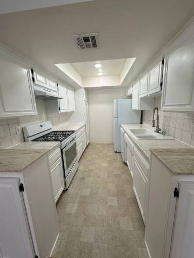 Main picture of 121 S Swall Dr