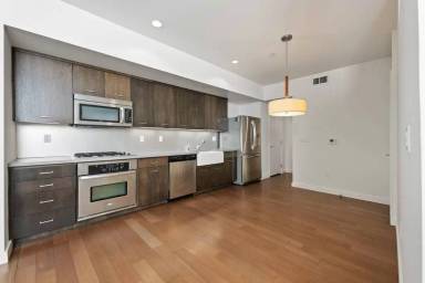 Main picture of 940 E 2nd St