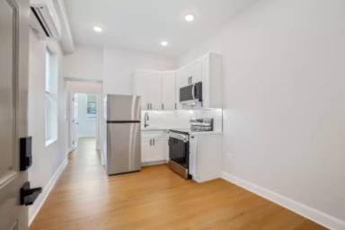 Main picture of 604 N Eutaw St