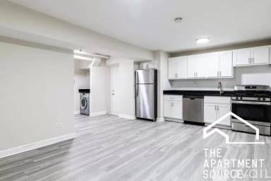 Main picture of 732 W Roscoe St