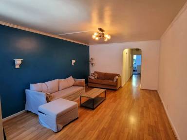 Main picture of 615 E 55th St