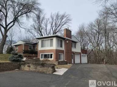 Main picture of 225 Thompson Ave E