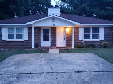 Main picture of 900 Stevens Ct NE