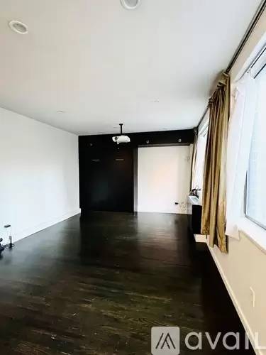 Main picture of 239 E 10th St
