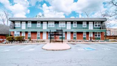 Main picture of West Plaza