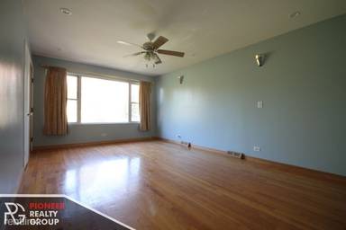 Main picture of 1835 W Berteau Ave