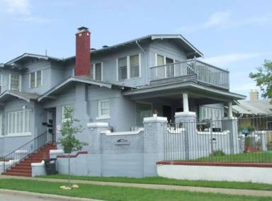 Main picture of 704 W Bowie St