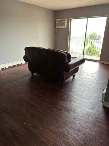 Main picture of 309 W Hawthorne Cir