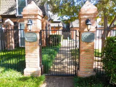 Main picture of 6000 N Brookline Ave