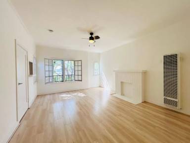 Main picture of 1020 1/2 N Oxford Ave