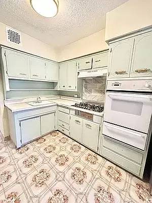 Main picture of 970 E 99th St