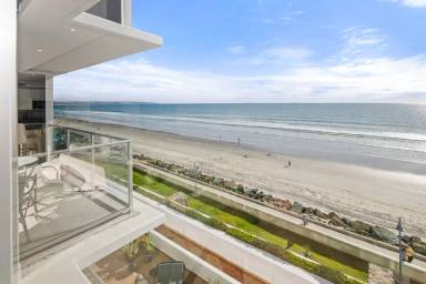 Main picture of Las Palmas Tower at Coronado Shores