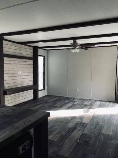 Main picture of 1800 N Live Oak St