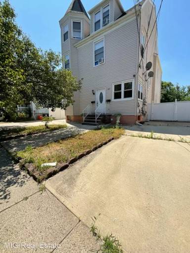Main picture of 43 Schuyler St