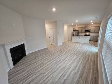 Main picture of 3675 Mercer St