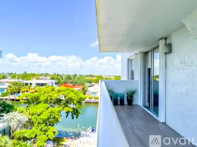 Main picture of 10000 W Bay Harbor Dr