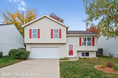 Main picture of 8012 S 161st Ter