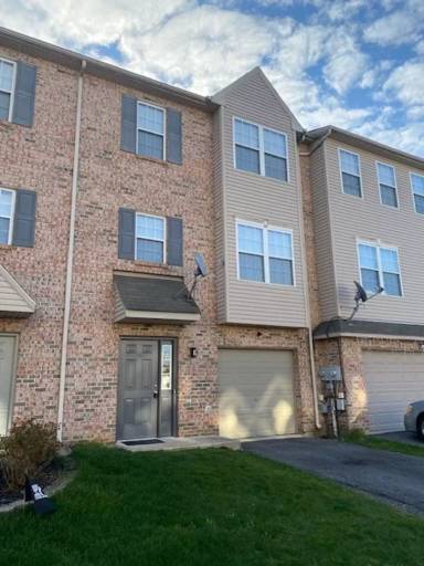 Main picture of 2430 Gillian Ln