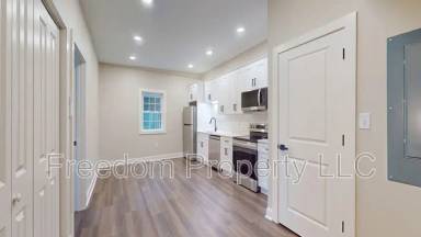 Main picture of 130 Center St