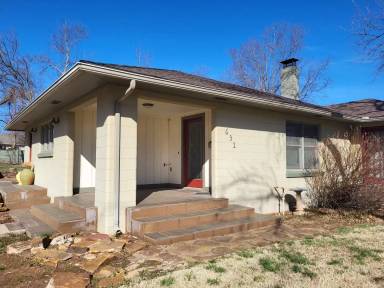 Main picture of 631 N University Dr