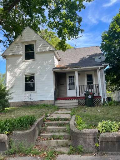 Main picture of 912 Riehl St