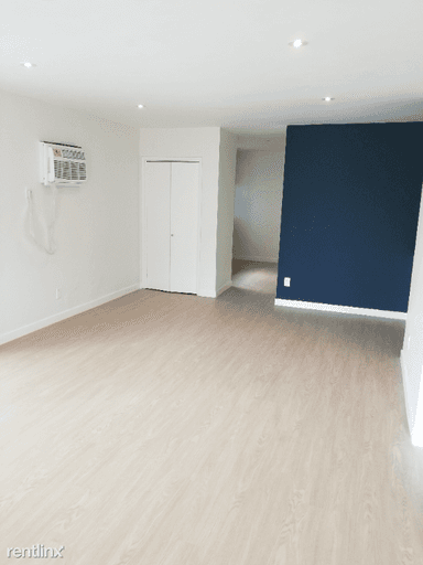 Main picture of 2441 N Beachwood Dr