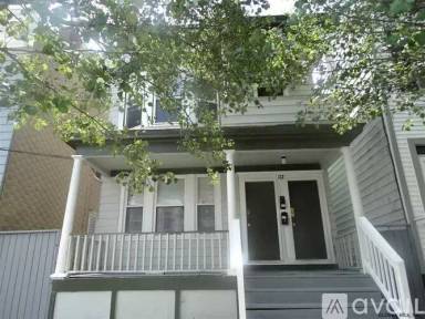 Main picture of 688 State St