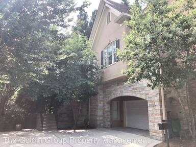 Main picture of 1008 Fairway Ests NE