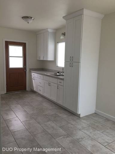Main picture of 716 W Redondo Beach Blvd