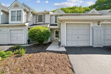 Main picture of 275 Commons Dr