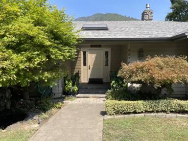 Main picture of 6670 Rogue River Hwy