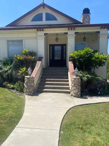 Main picture of 1084 E Santa Clara St