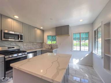 Main picture of 587 W Stocker St