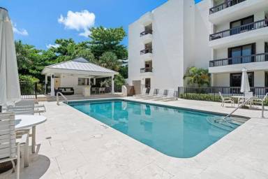 Main picture of 277 N Ocean Blvd