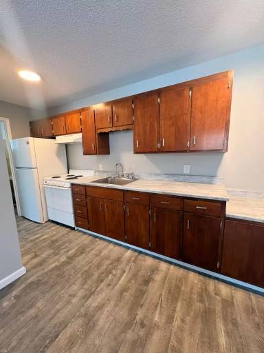 Main picture of 4738 Lake St