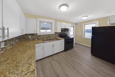 Main picture of 1293 W Princess St