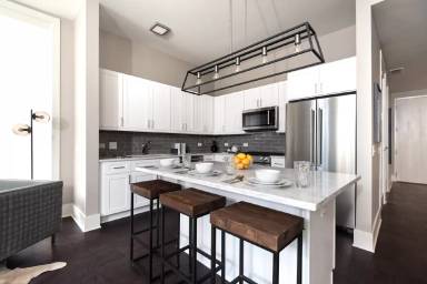 Main picture of 2050 N Clark St
